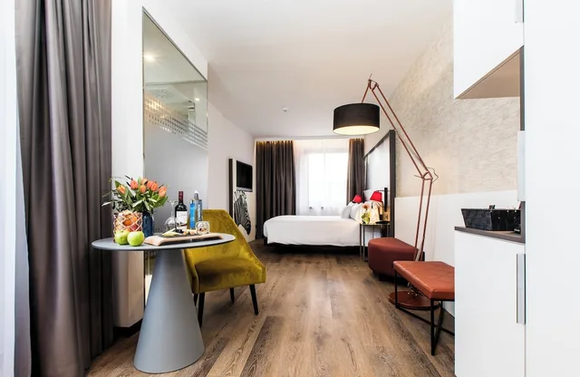 Space, Superior, Double Bed, City View, Sofa، NYX Hotel Bilbao by Leonardo Hotels 2/3