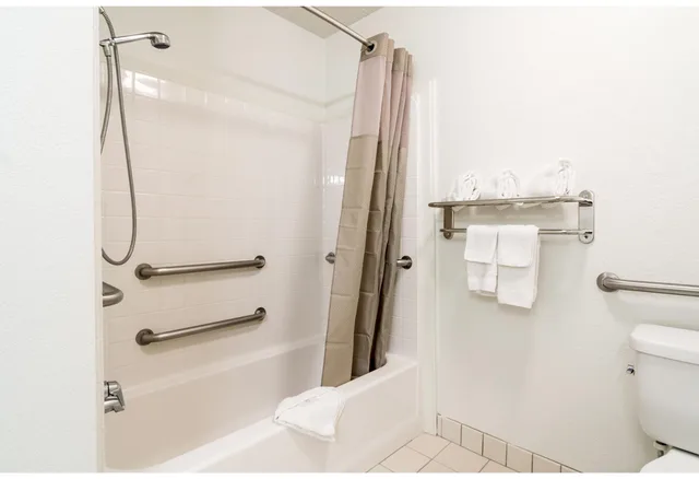1 King Bed Mobility Accessible Tub, Nsmk، Studio6 Plano, TX - Dallas - Plano Medical Center 4/4