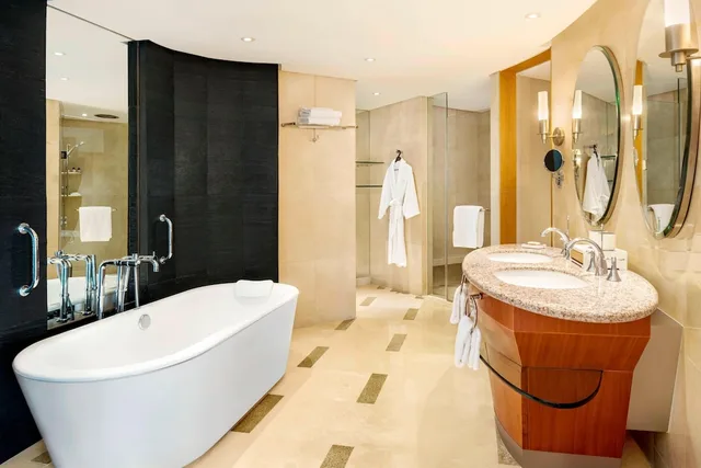 جناح تنفيذي بسرير كينج بشرفة، Le Meridien Shanghai Sheshan 9/10