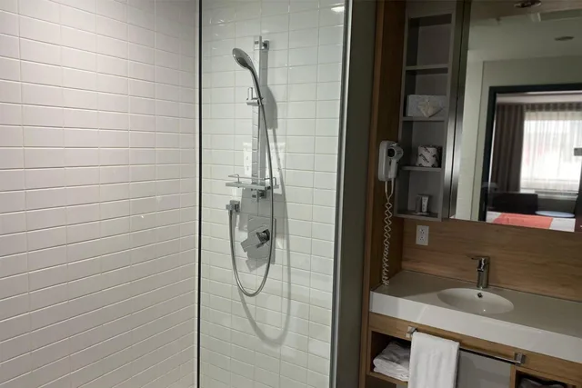 غرفة بسرير كينج وسرير كوين، Ramada by Wyndham Laval 6/9
