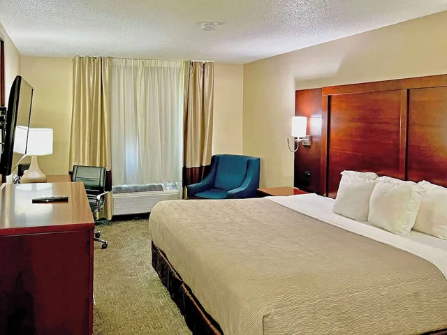 Standard, King Bed, Quality Inn & Suites Green Bay - Ashwaubenon 3/8