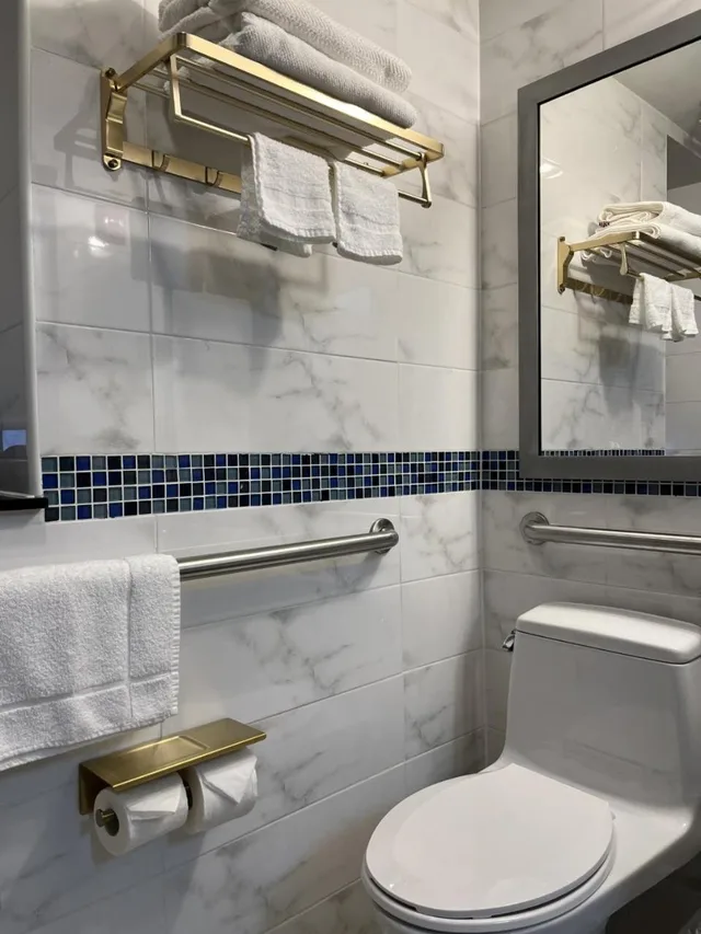 Room, Queen Bed, Hotel Richland LES 3/8