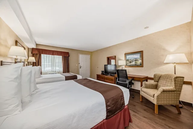 غرفة قياسية بسريرين كوين، Stony Plain Inn & Suites 1/6