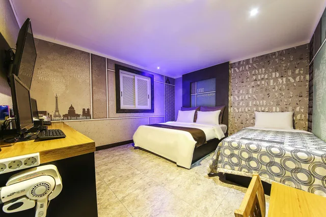غرفة قياسية بسرير مزدوج وسرير فردي، Hotel Luxe 1/2