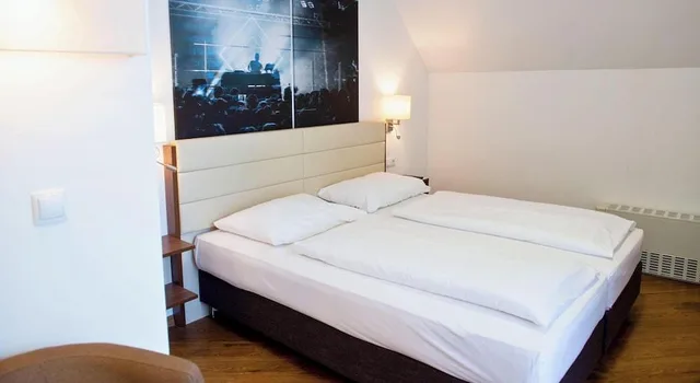 غرفة بسرير مزدوج بإطلالة على الفناء بشرفة، arte Hotel Wien Stadthalle 1/6