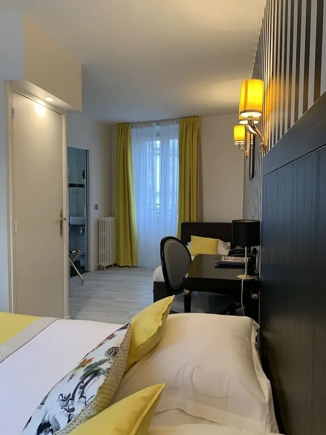 غرفة ديلوكس ثلاثية بسرير مزدوج وسرير فردي بإطلالة على المدينة، Hotel Riviera Elysees 3/10