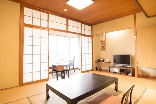 غرفة يابانية تقليدية بفراش فوتون بإطلالة على الجبل، Arima Onsen Motoyu Ryuusenkaku 2/3