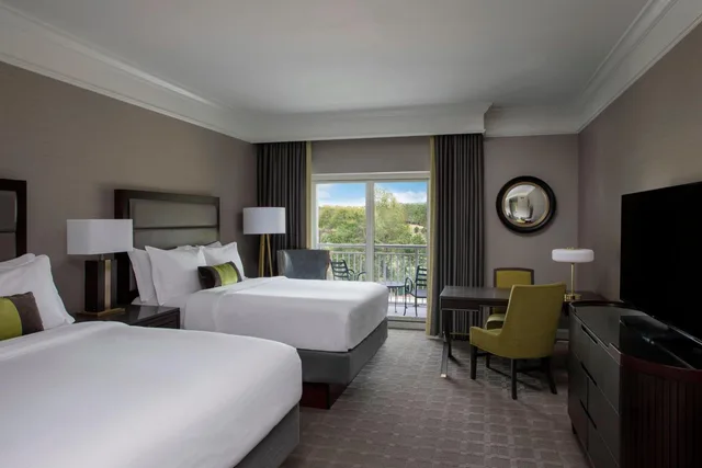 غرفة غراند ديلوكس بسريرين كوين بإطلالة على المتنزه بشرفة، The Ballantyne A Luxury Collection Hotel Charlotte 2/6