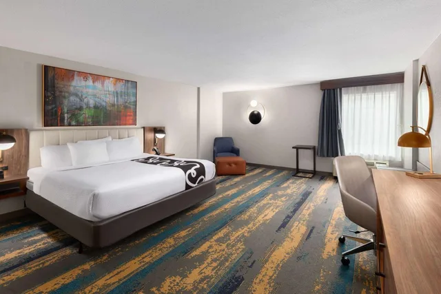 غرفة بسرير كينج بحوض استحمام لذوي الإعاقة، La Quinta Inn & Suites by Wyndham Knoxville Papermill 1/2