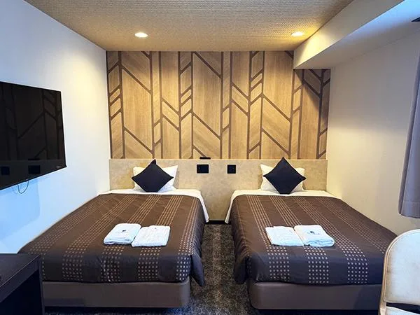 Room, Twin Beds, Night View، Hotel Livemax BUDGET Kyoto Gojo 2/2