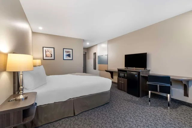 Room, King Bed, Villa Inn and Suites, SureStay Collection By Best Western 3/4