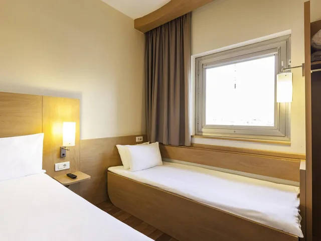 غرفة بسرير كوين وسرير فردي مع سرير إضافي، Ibis London Luton Airport 1/4
