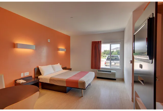 1 Queen Bed - ADA/Tub، Motel6 Roanoke, TX - Northlake - Speedway 1/6