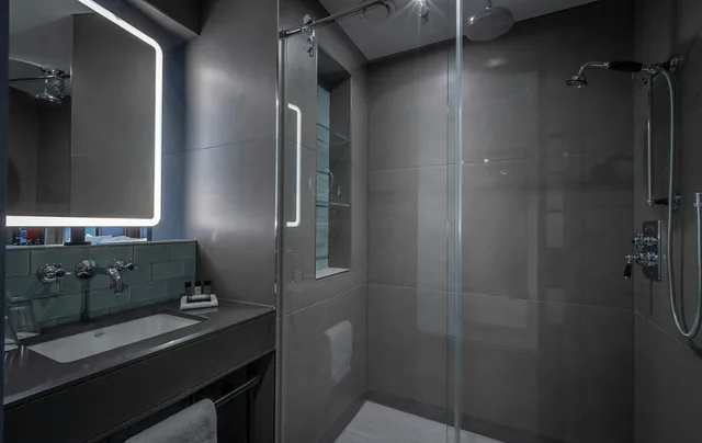 Executive, Double Bed, Clayton Hotel City of London 2/2