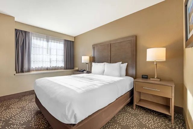 جناح بسرير كينج وسرير كوين مع أريكة بمطبخ، Best Western Columbia River Waterfront Hotel Astoria 2/3