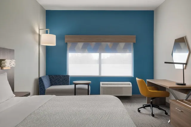 غرفة قياسية بسرير كينج، Holiday Inn Express & Suites Muncie Northwest by IHG 4/8