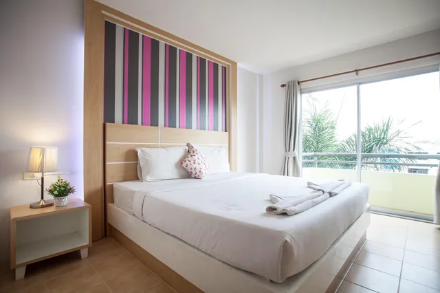 غرفة بسرير كينج بشرفة، The Greenery Hotel 1/2