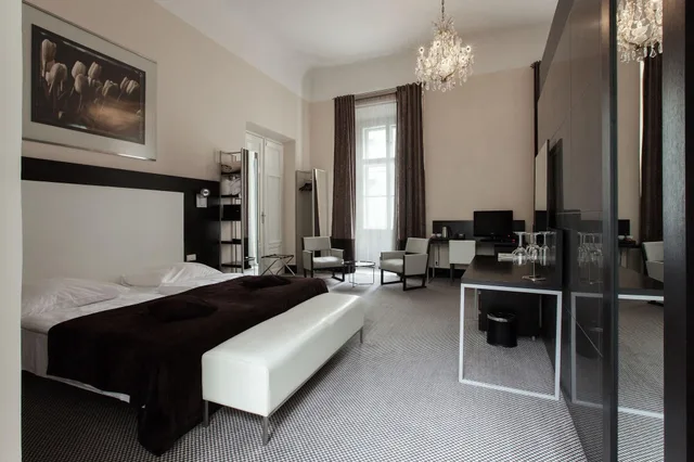 Standard, Old Town Square Residence by Emblem 3/7