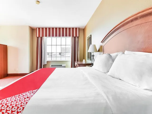 غرفة بسرير كوين، Oyo Townhouse Oklahoma City Airport 1/6