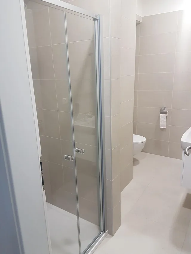 غرفة مفردة بسرير كوين بحمام خاص، Downtown Suites Belohorska 5/5