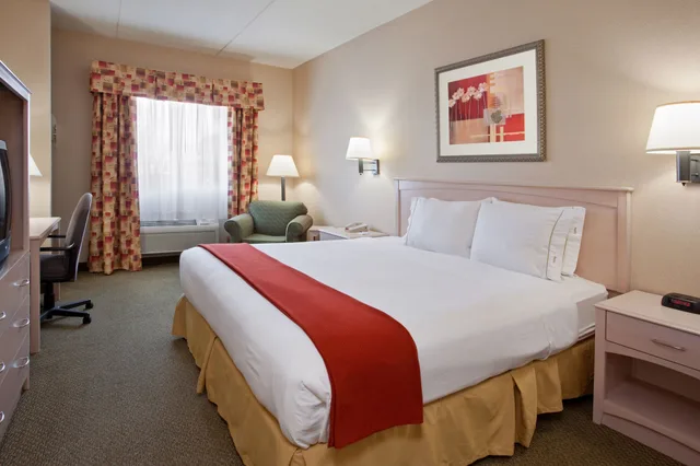Standard, King Bed, Extra Floor Space, Holiday Inn Express Cleveland-Vermilion 4/6
