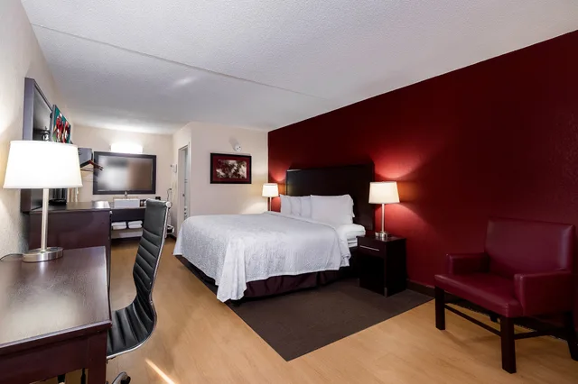 غرفة ديلوكس بسرير كينج، Red Roof PLUS Huntsville - Madison 4/4