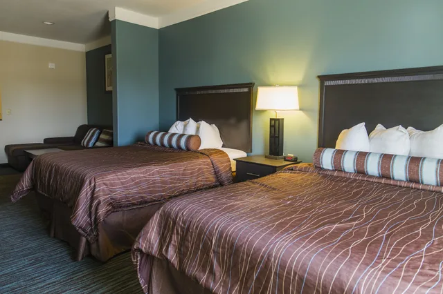 جناح بسرير كينج وسريرين كوين بغرفتي نوم، Red River Inn And Suites 3/7