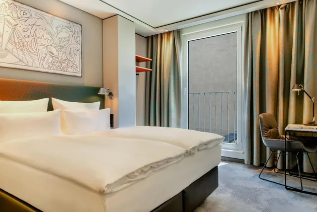 غرفة قياسية بسرير كينج وسرير كوين، Hotel Motel One Koln-Mediapark 2/6