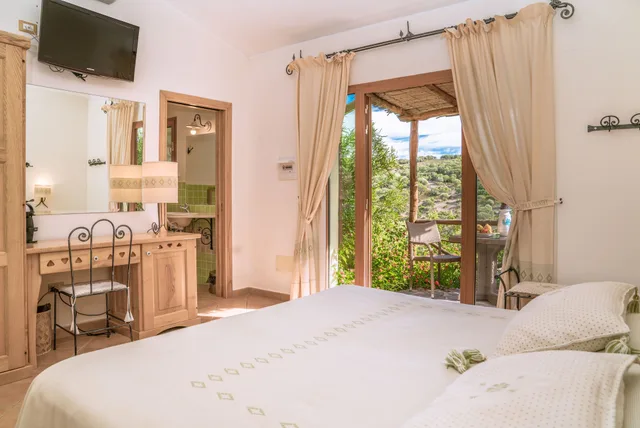 غرفة قياسية ثلاثية بسرير كينج وسرير فردي بإطلالة على الحديقة، Aldiola Country Resort 2/5