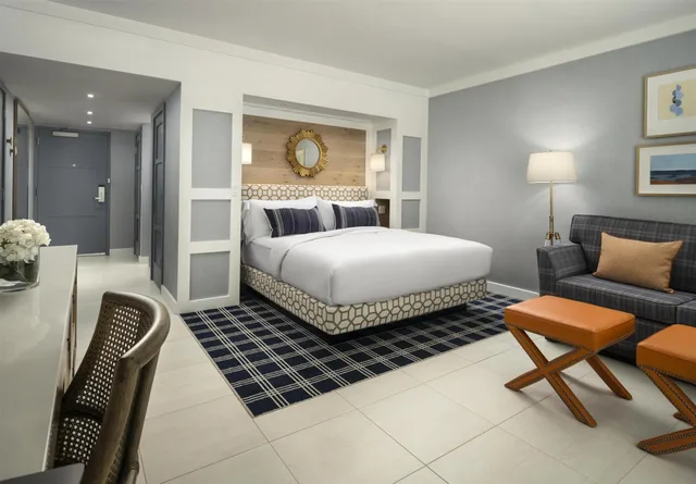 Cabana, King Bed, Pool View, Sofa، Hotel del Coronado, Curio Collection by Hilton 2/3