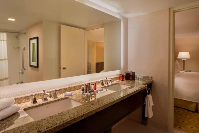 جناح بسرير كينج بغرفة نوم واحدة مع أريكة مع دخول صالة النادي، Toronto Airport Marriott 6/9
