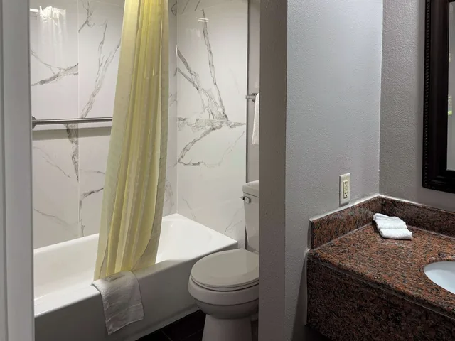 Suite, King Bed, Kitchen, Smoking, Studio6 Tallahassee, FL – North Monroe 4/5