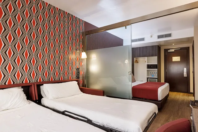 غرفة ديلوكس رباعية بسرير كينج مع أريكة، Hotel Ronda Lesseps 1/10