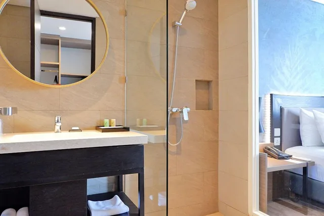 Grand, Queen Bed, Smoking, Swiss-Belinn Airport Surabaya 4/4