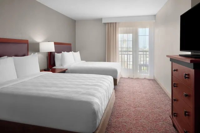 جناح غراند بسريرين كوين بشرفة، Larkspur Landing Folsom - An All-Suite Hotel 1/2