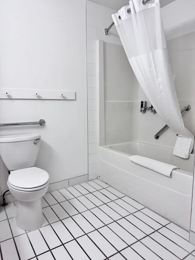 غرفة قياسية بسرير كوين لذوي الإعاقة، Four Points By Sheraton Prince George 4/6