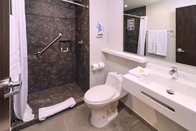 غرفة سوبيريور بسرير كينج مع أريكة، City Express by Marriott Monterrey Universidad 4/5