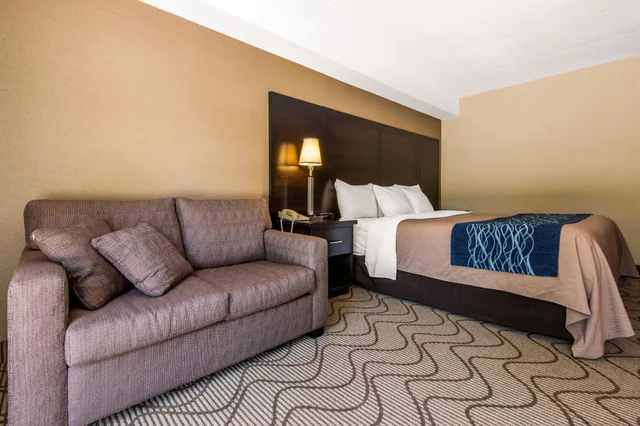 غرفة بسرير كوين مع أريكة، Comfort Inn North Bay, ON 5/6