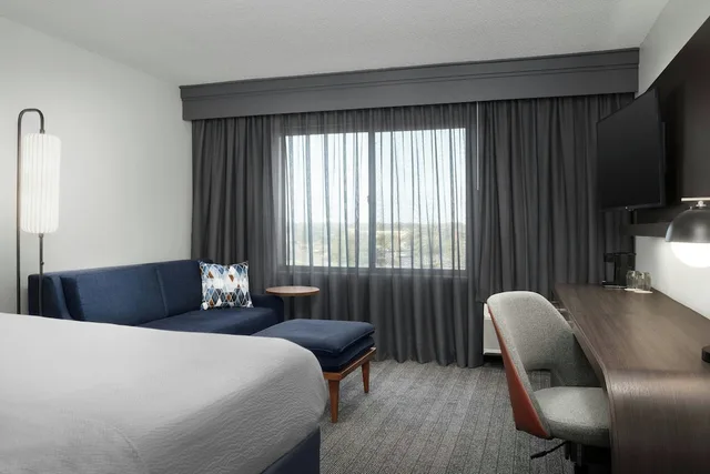 غرفة بسرير كينج لذوي الإعاقة، Courtyard By Marriott Lakeland 1/5