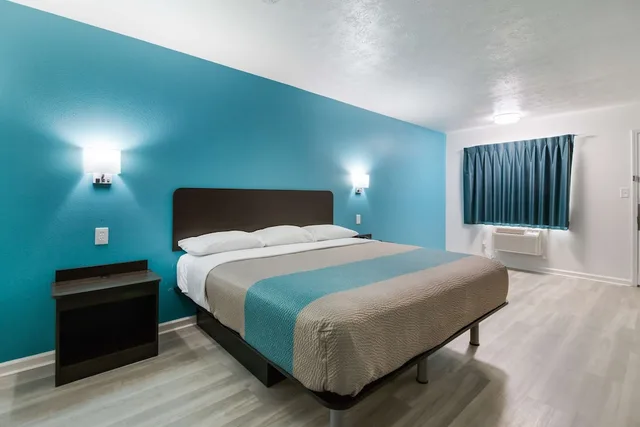 غرفة ديلوكس بسرير كينج للمدخنين، Motel6 Metropolis, IL 4/8