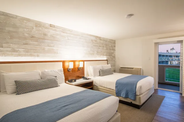 Room, Single, 2 Queen Beds, Partial Ocean View، SeaCrest Oceanfront Hotel 1/3