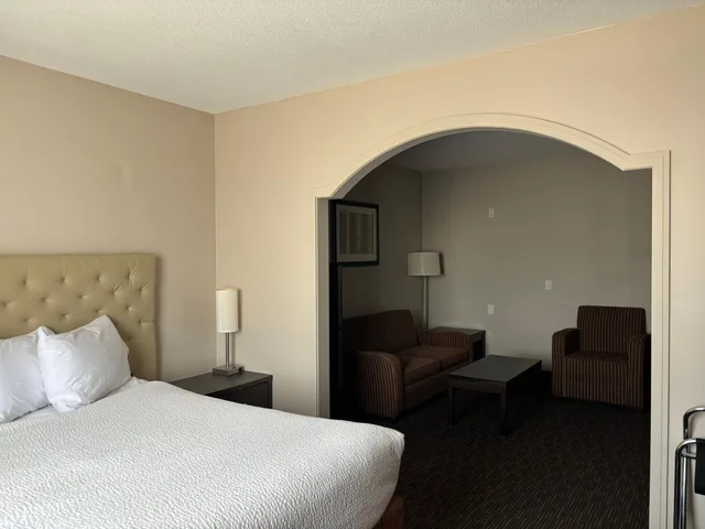 غرفة بسرير كوين لذوي الإعاقة، Ramada by Wyndham Estevan 1/3