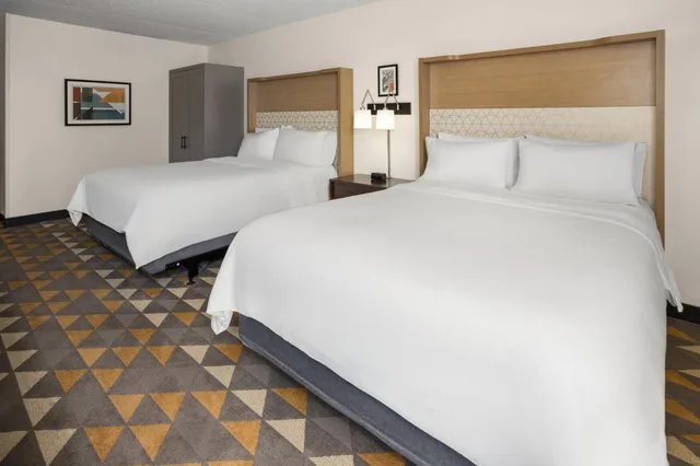 غرفة قياسية بسريرين كوين بحوض استحمام لذوي الإعاقة، Holiday Inn Morgantown Reading Area 3/6