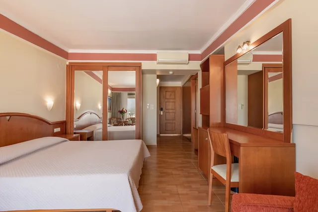 غرفة عائلية بسريرين منفصلين مع أريكة، Hydramis Palace 2/5