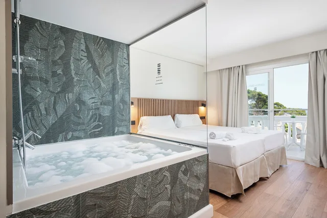 غرفة ديلوكس بسريرين منفصلين مع أريكة بحوض جاكوزي، WelikeHotel Triton beach 9/10