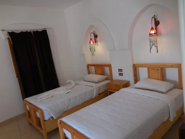 غرفة ثلاثية، Hotel Sheherazade 1/4