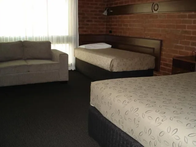 Standard, Single, 1 Queen and 1 Single Bed, Queen Bed, Sofa, Kitchenette، Albury Townhouse Motel 2/3