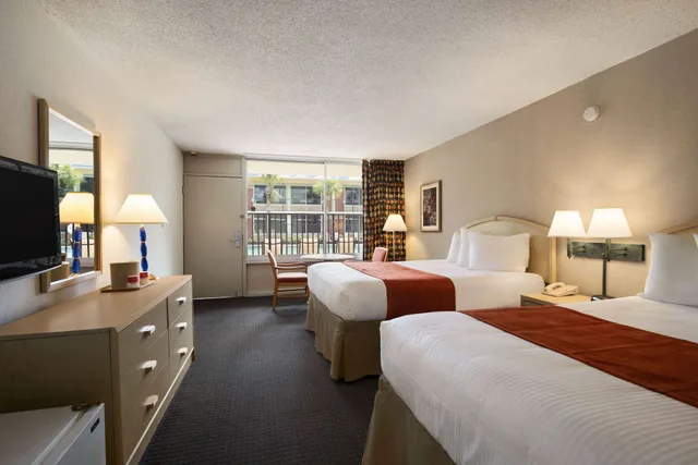 Deluxe 2 Queens Tower Room، Ramada by Wyndham Kissimmee Gateway 2/6