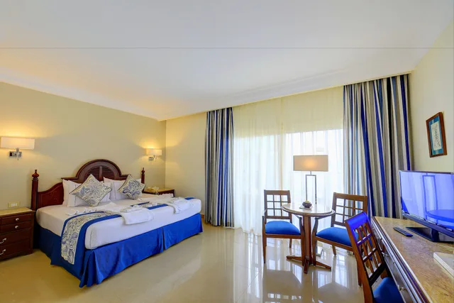 غرفة ديلوكس بسرير كينج بإطلالة على المسبح، Stella Di Mare Grand Hotel 1/6