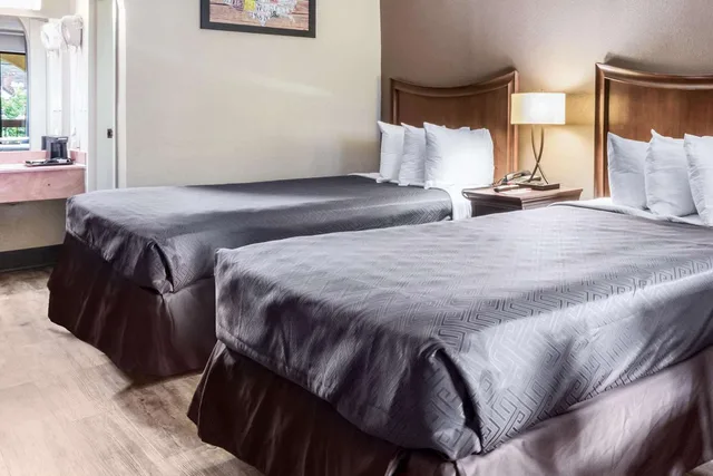 غرفة بسريرين مزدوجين، Econo Lodge Gainesville Downtown Area 2/4